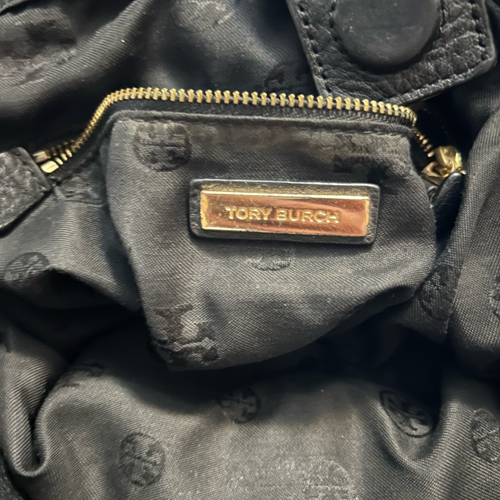 Tory Burch Black shoulder. purse
Will give credit card wallet and Dust Bag free - Picture 5 of 11